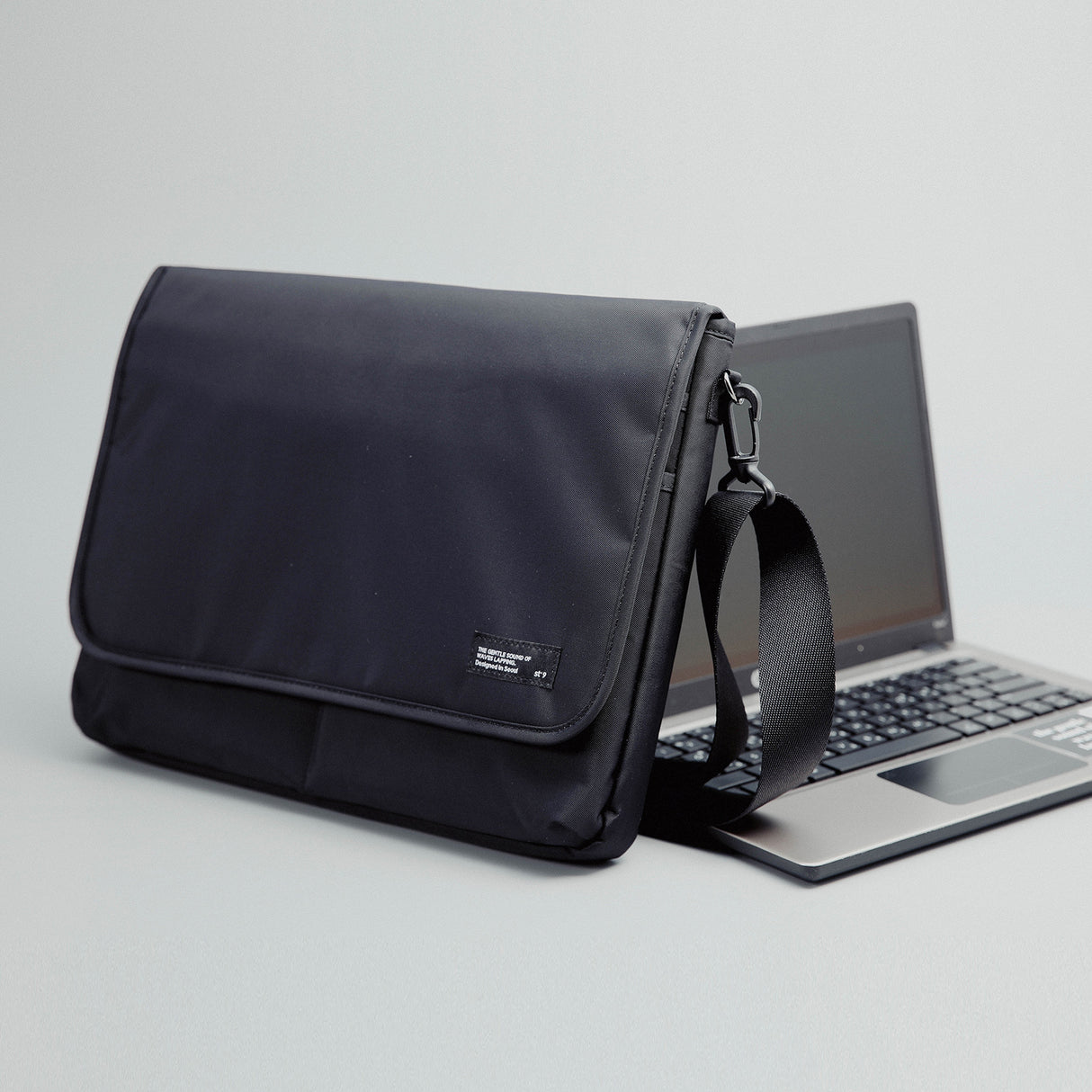 Large 15/15.6 inch Laptop Sleeve with Strap LATO - BLACK