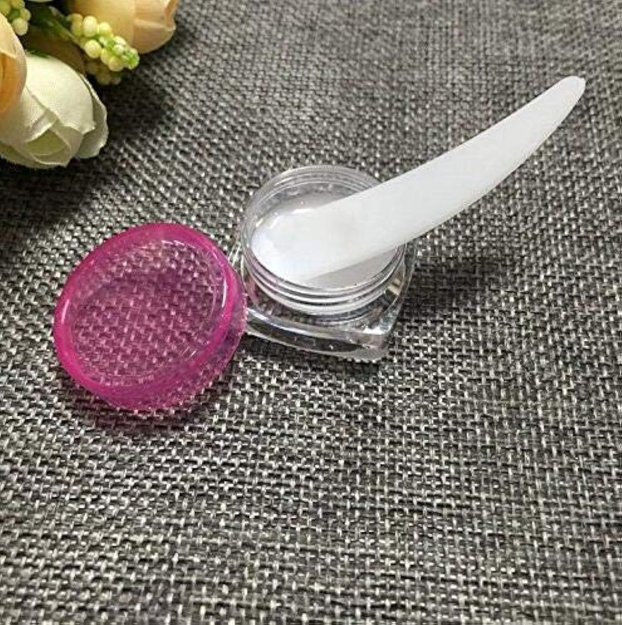 100PCS Disposable Mini Curved Cosmetic Spatula Scoop Makeup Mask Spatula Plastic Spoon,Small Makeup Scoop for Mixing and Sampling.