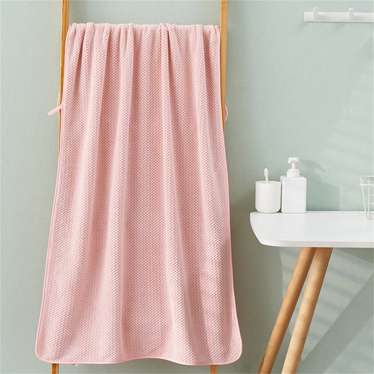 Lightweight Quick‑Dry Adult Bath Towel, Highly Absorbent Sports Towel for Shower Fitness Yoga Travel, 35.0 x 75.0 cm, Pink