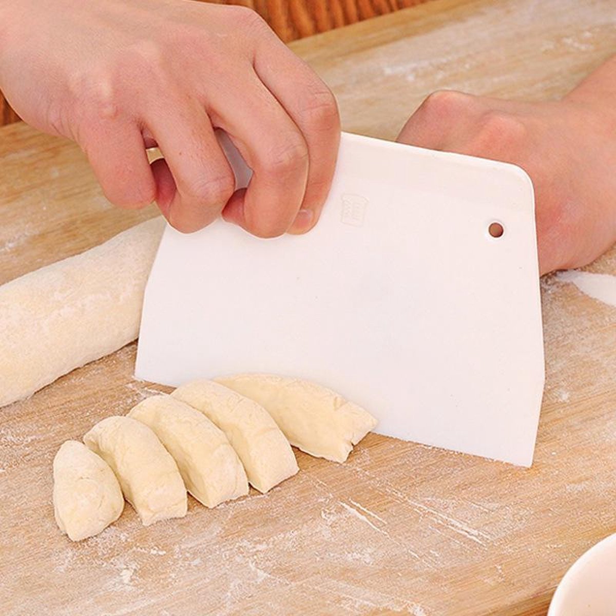 Dough scraper - Dough cutter - For pies and cakes - White - Plastic