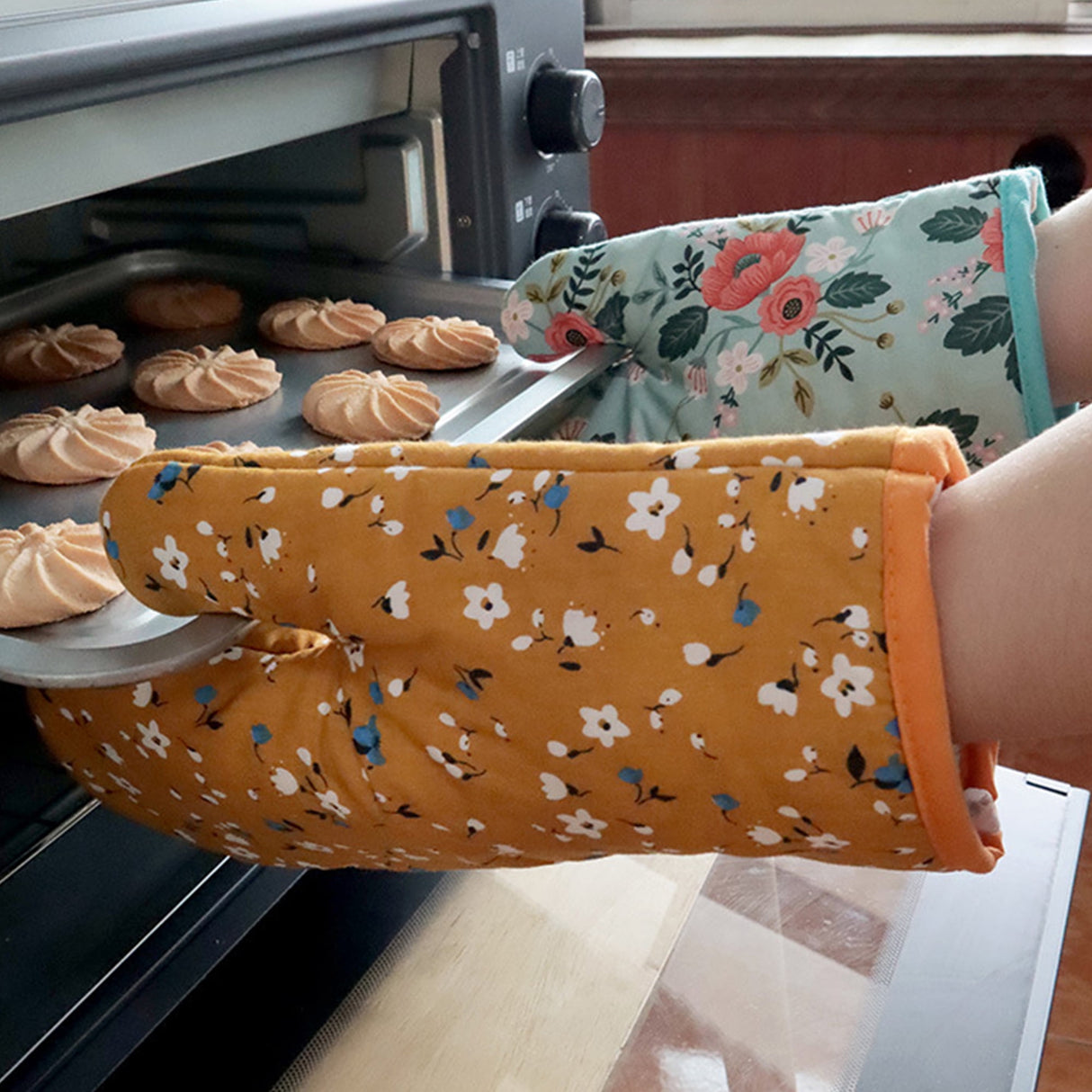 4 Pack Oven Mitts and Pot Holders Set, Heat Resistant Fabric Bake Pot Holders Gloves, Yellow Floral