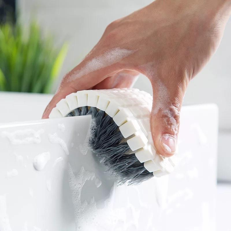 Brush - Multifunctional cleaning brush - Sturdy hand brush with stiff bristles - Multiple flexible brush heads - Suitable for cleaning bathtubs, kitchens, faucets and corners - Set of 2