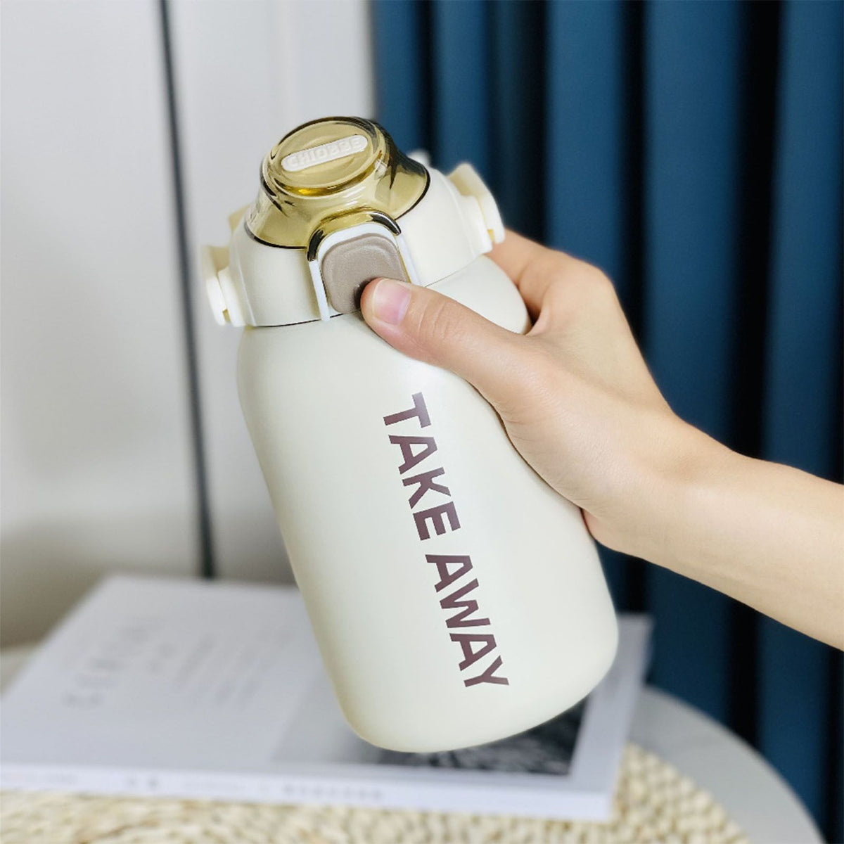 850ml Insulated Water Bottle Large Capacity with Bounce Cap Straw Winter Insulated Cup for Outdoor Beige