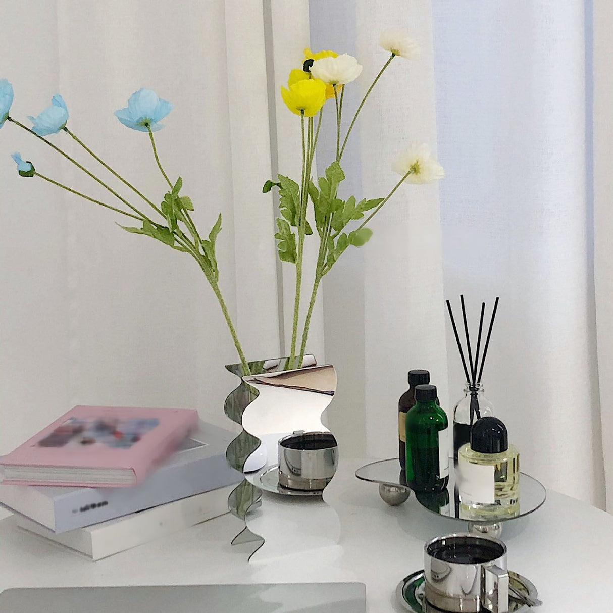 Flower Vase Modern Acrylic Decorative Unique Wavy Shape Vase for Bedroom Living Room Table Mirror