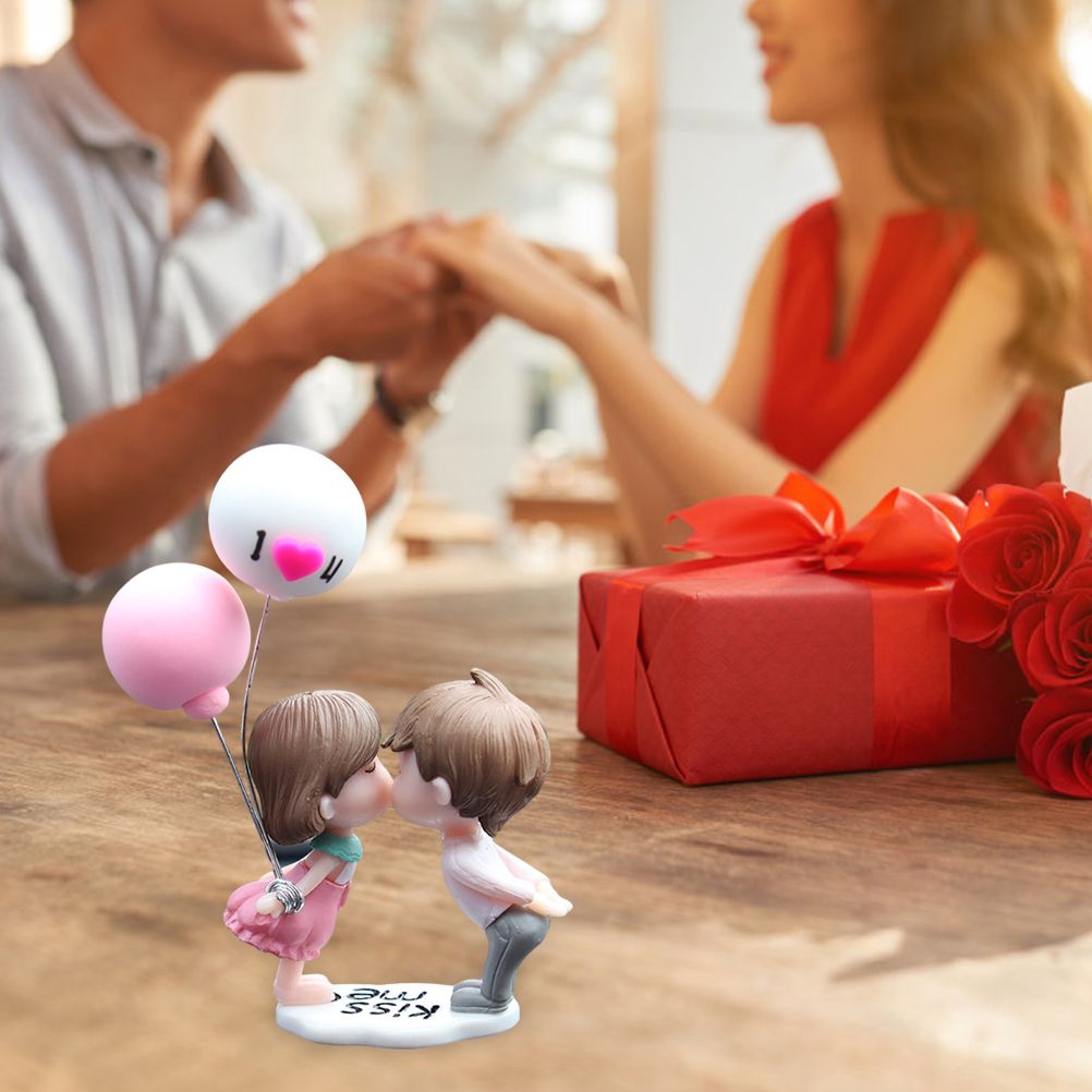 Car Couple Cute Ornaments Resin Couple Doll Car Interior Decoration Couple Figurines with Balloon for Car Dashboard Decoration Gift