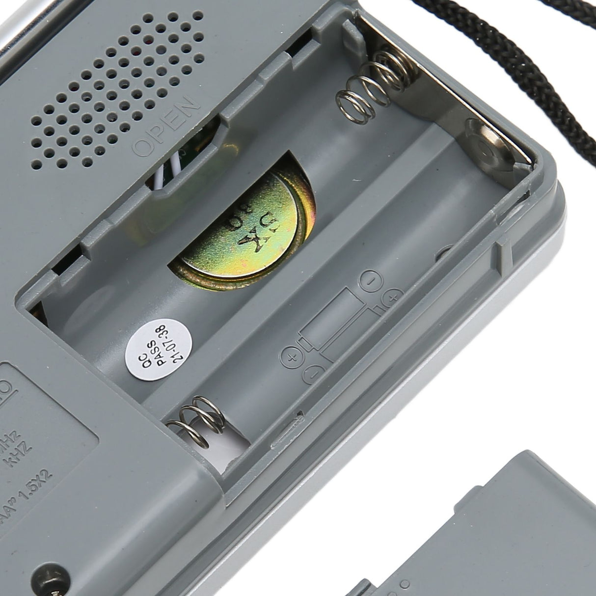 AM FM Radio Silver Gray Pocket Size AM FM Compact Simple Design AA Battery Powered Pocket Radio for Parents Grandparents