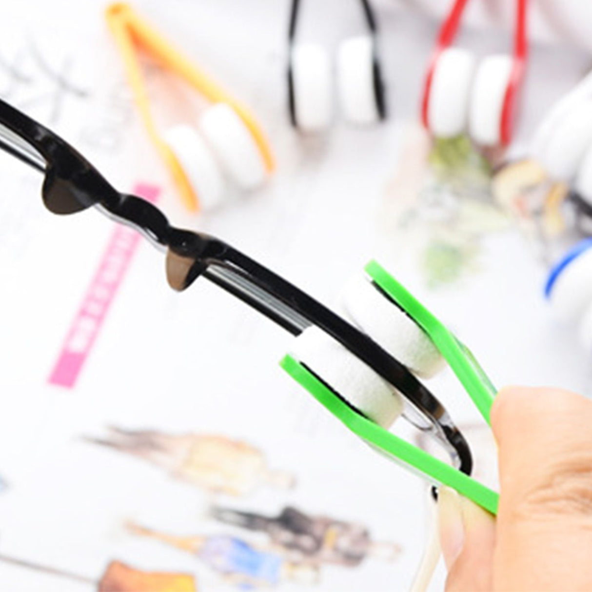 Portable Eyeglass Cleaner Brush Soft Sun Glasses Cleaning Clip Eyeglasses Cleaning Tool for OutdoorGreen
