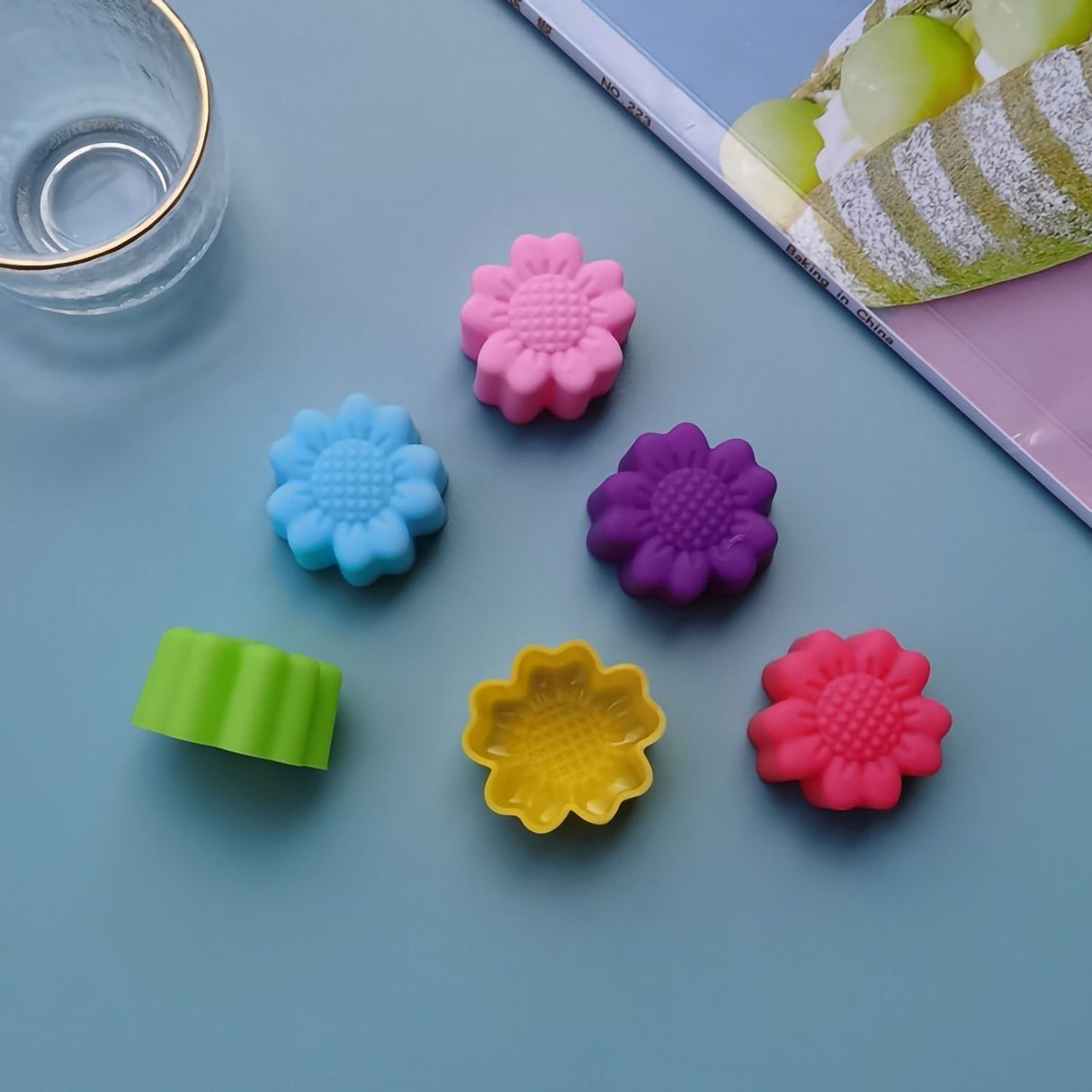 12Pcs Chocolate Molds Daisy Shaped Reusable Silicone Baking Molds for Home Kitchen Bakery