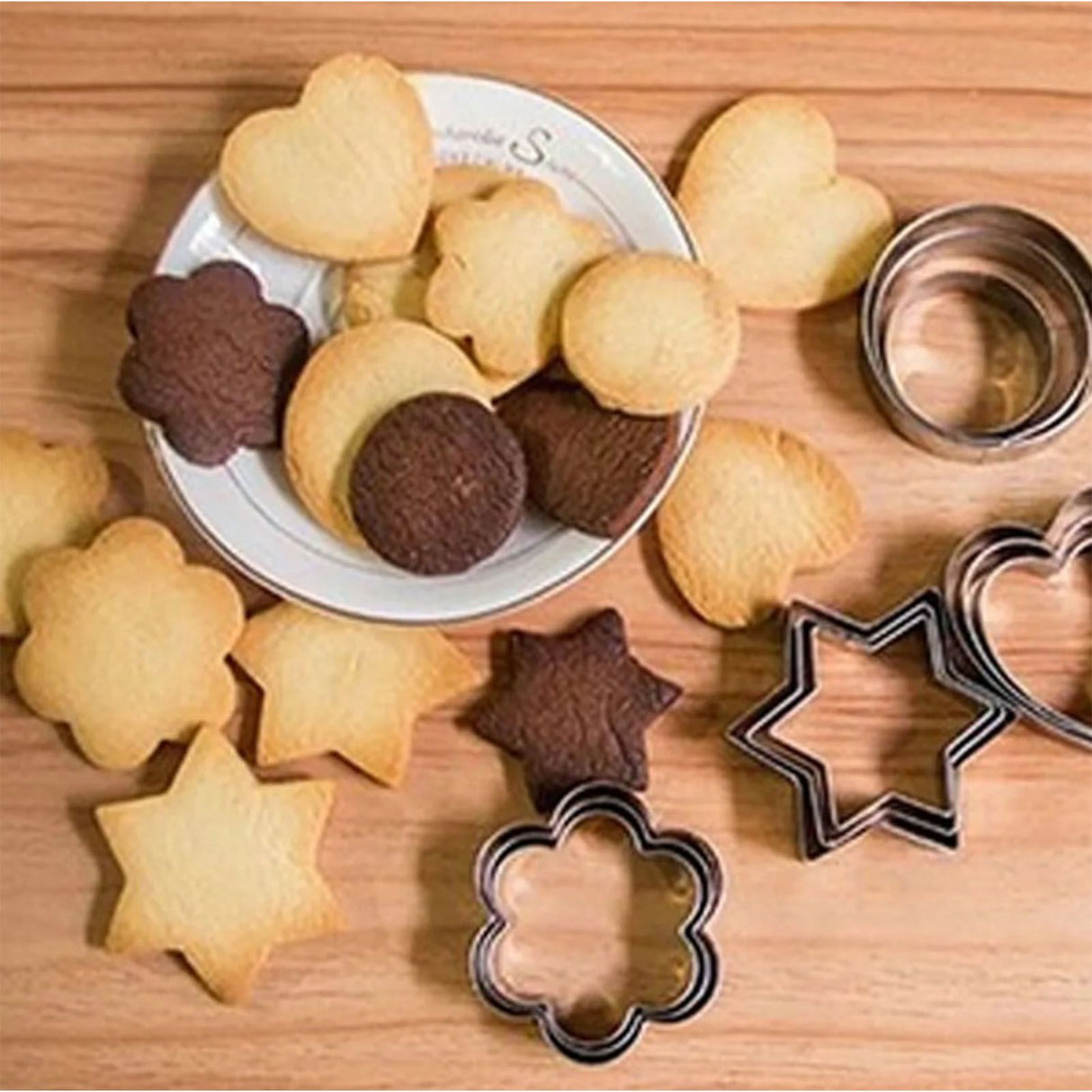 24pcs Metal Biscuit Cutters Set Food Grade BPA Free Stainless Steel Biscuit Molds for Biscuits Chocolate Cake