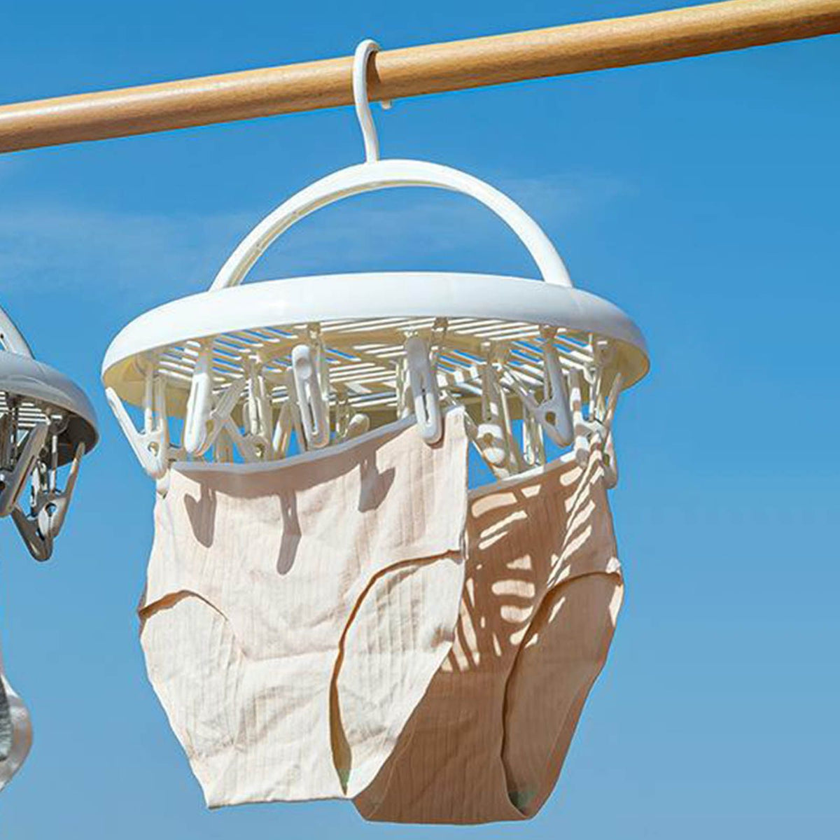 Round Drying Rack Clothes Hanger Plastic Round Laundry Hanger with Clips for Socks Underwear White