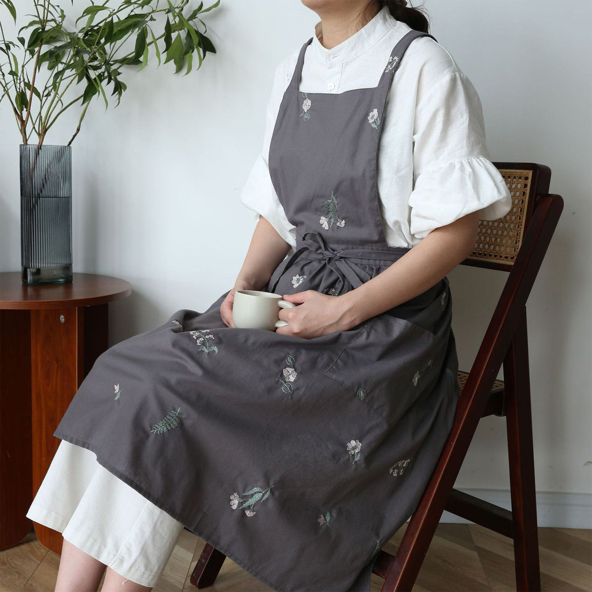 Cooking Apron Flower Embroidery Waterproof Wear Resistant Baking Apron for Coffee Shop Home Dark Grey