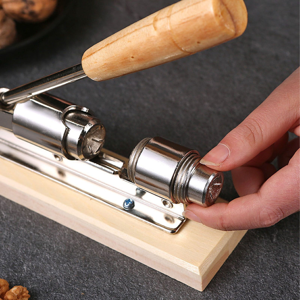 Nut Opener Comfortable Handle Mechanical Desktop Manual Whole Grain Peeling Walnut Clip Opener Cracker