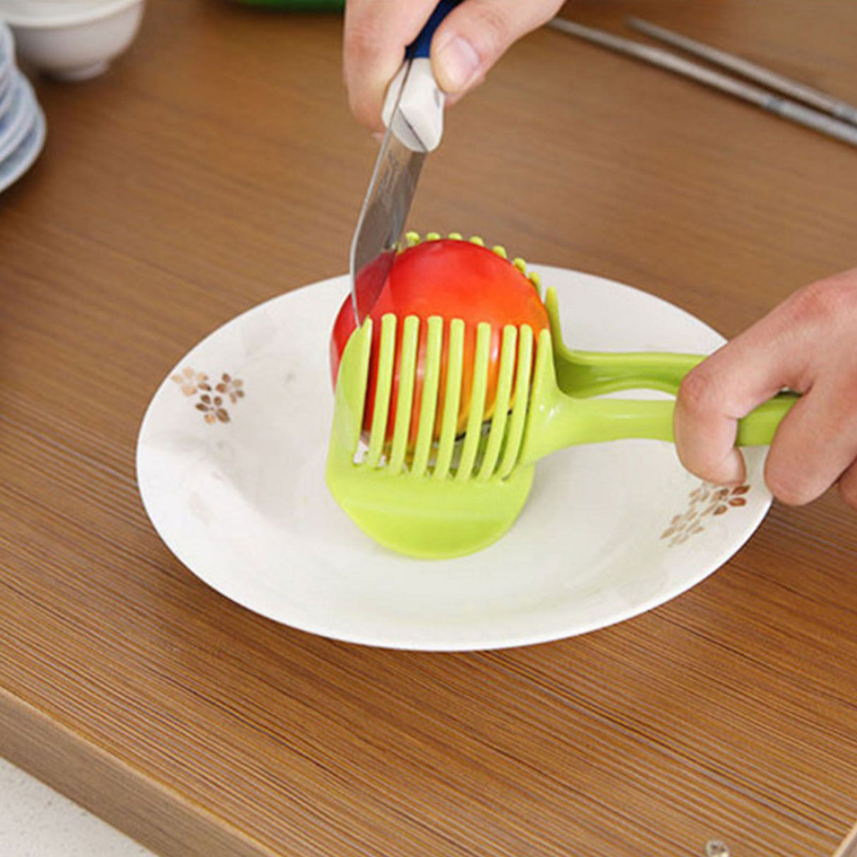 Tomato Slicing Holder ABS Multipurpose Handheld Round Fruit Tong Onion Holder Kitchen Cutting Aid Gadgets Tool for Lemon Egg Vegetables