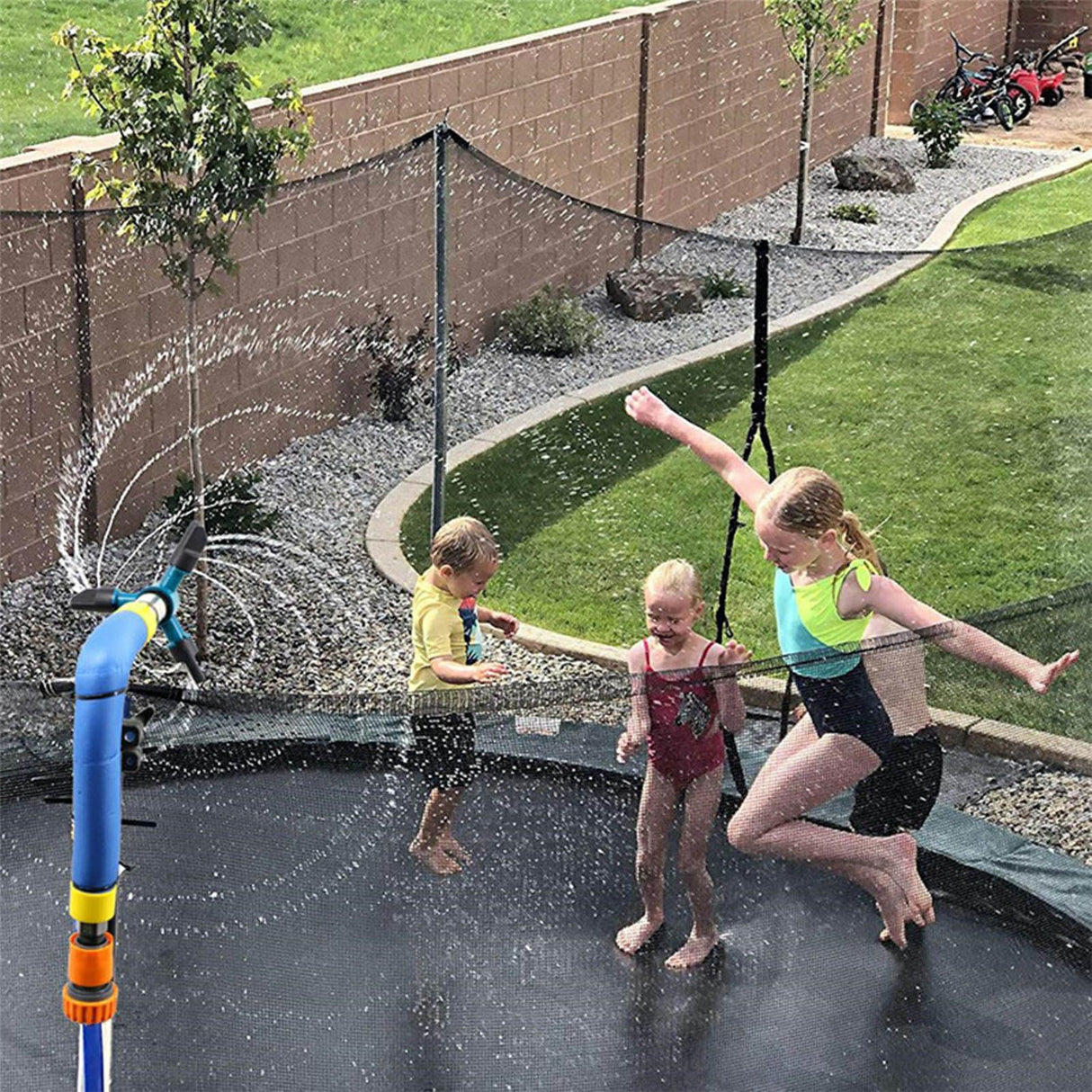 Trampoline Sprinkler Auto Rotate Children Outdoors Plastic Whirling Sprinkler for Summer Gardening Small