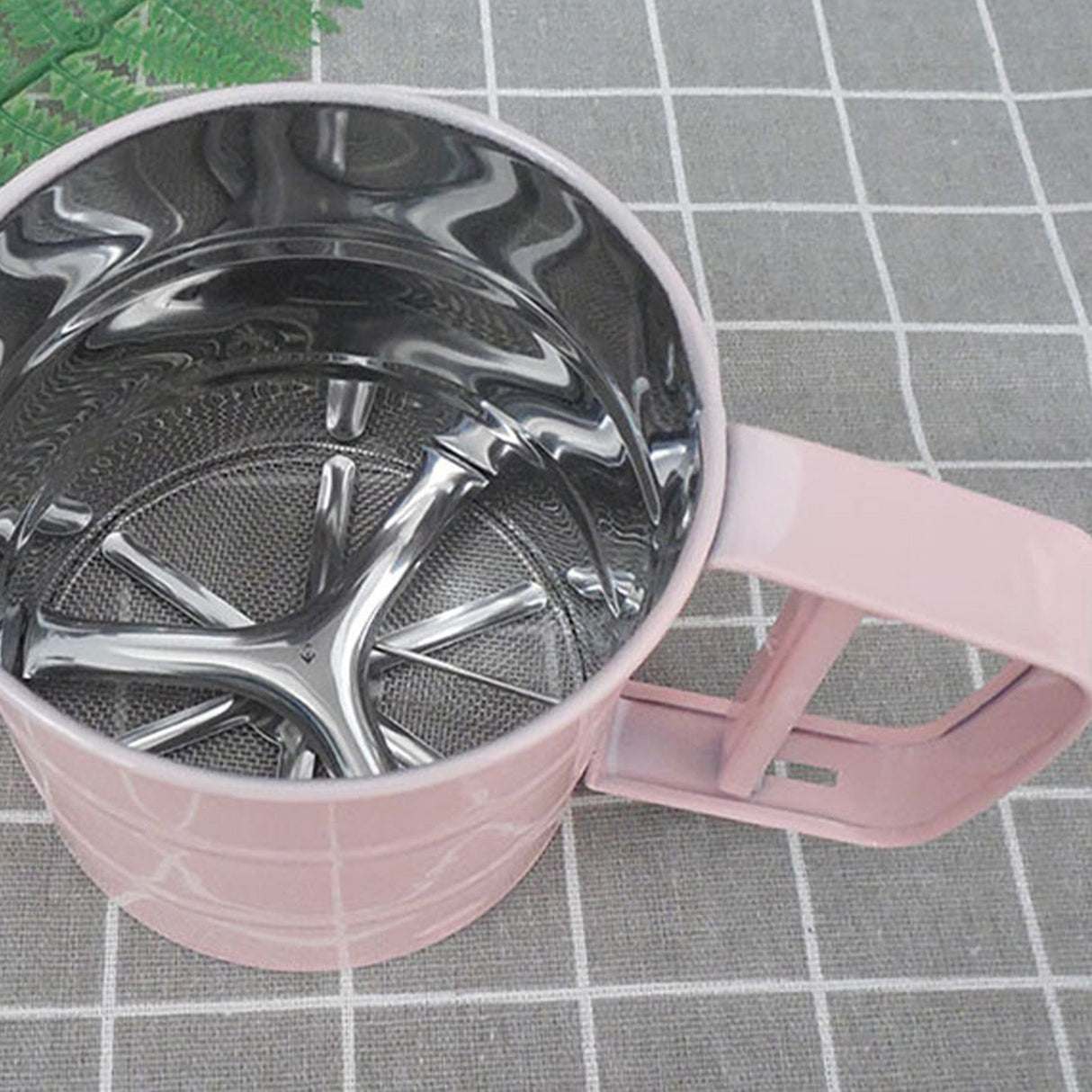 Flour Sifter Stainless Steel Corrosion Resistant Safe Odorless Beautiful Handheld Baking Flour Mesh Sieve Pink