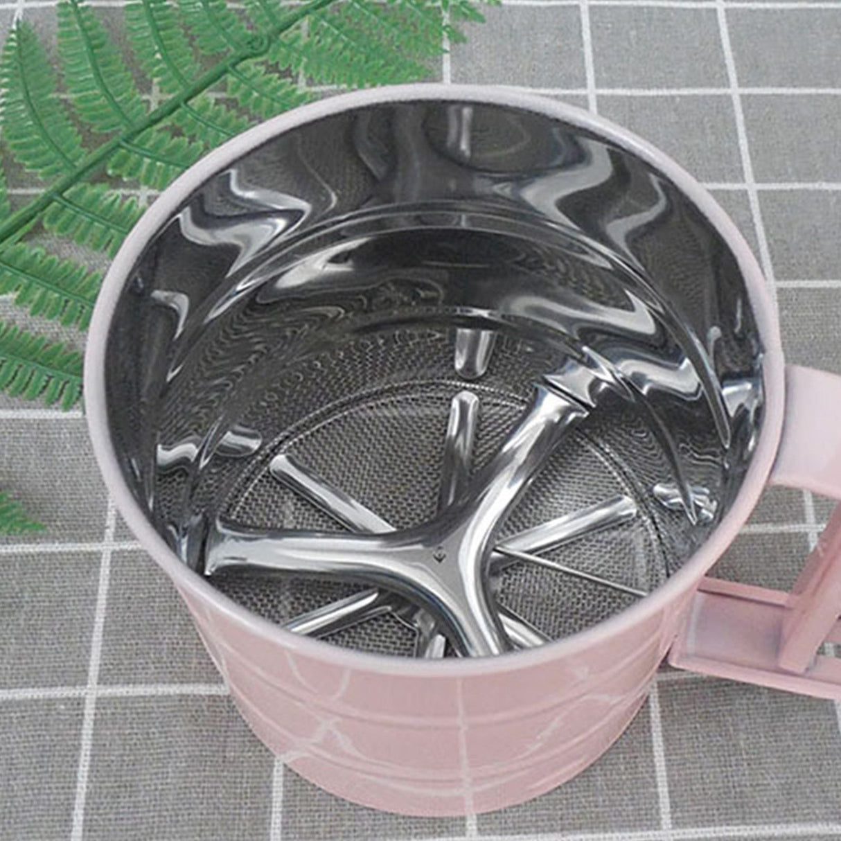 Flour Sifter Stainless Steel Corrosion Resistant Safe Odorless Beautiful Handheld Baking Flour Mesh Sieve Pink