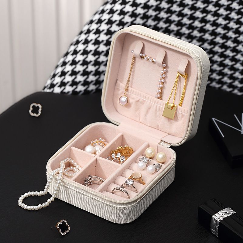 Travel Jewelry Case Exquisite Large Capacity Scratch Resistant Portable Jewelry Organizer Box for Outdoor Travel White 10x10x5cm/3.9x3.9x2.0in