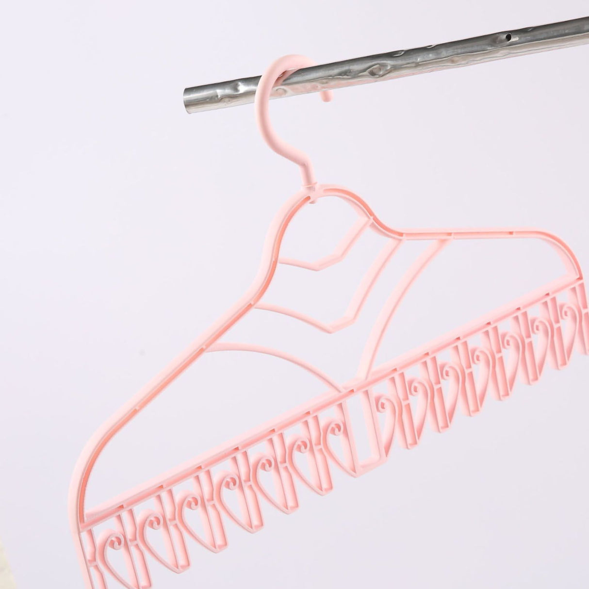 Multifunctional Clothes Drying Rack Plastic Seamless Wrinkle Free Clothes Hanger with V Shaped Clip Hook for Bra Socks Pink
