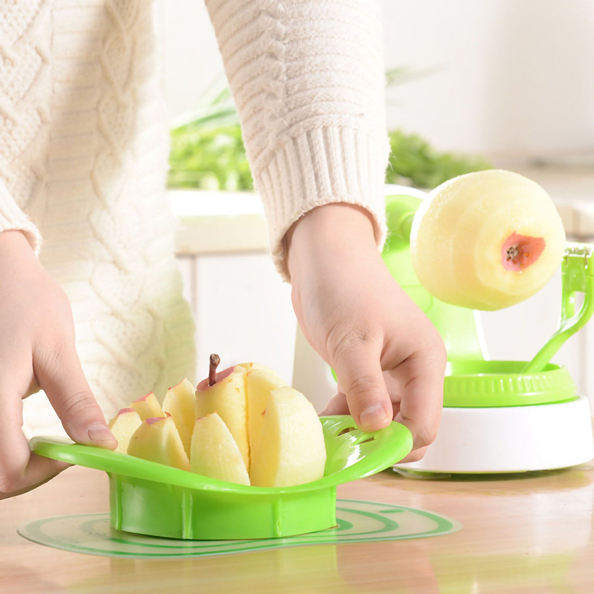 Apple Peeler 360 Degree Rotating Blade Hand Multifunction Fruit Peeler with Base Suction Cup 1pcs Scratcher