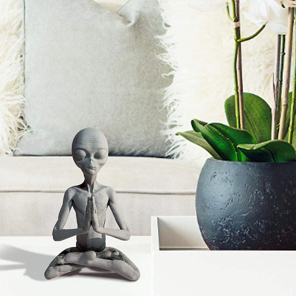 Garden Art Sculpture Meditating Statue Extraterrestrial Figurines for Indoor Outdoor Home Office Garden Lawn Decor