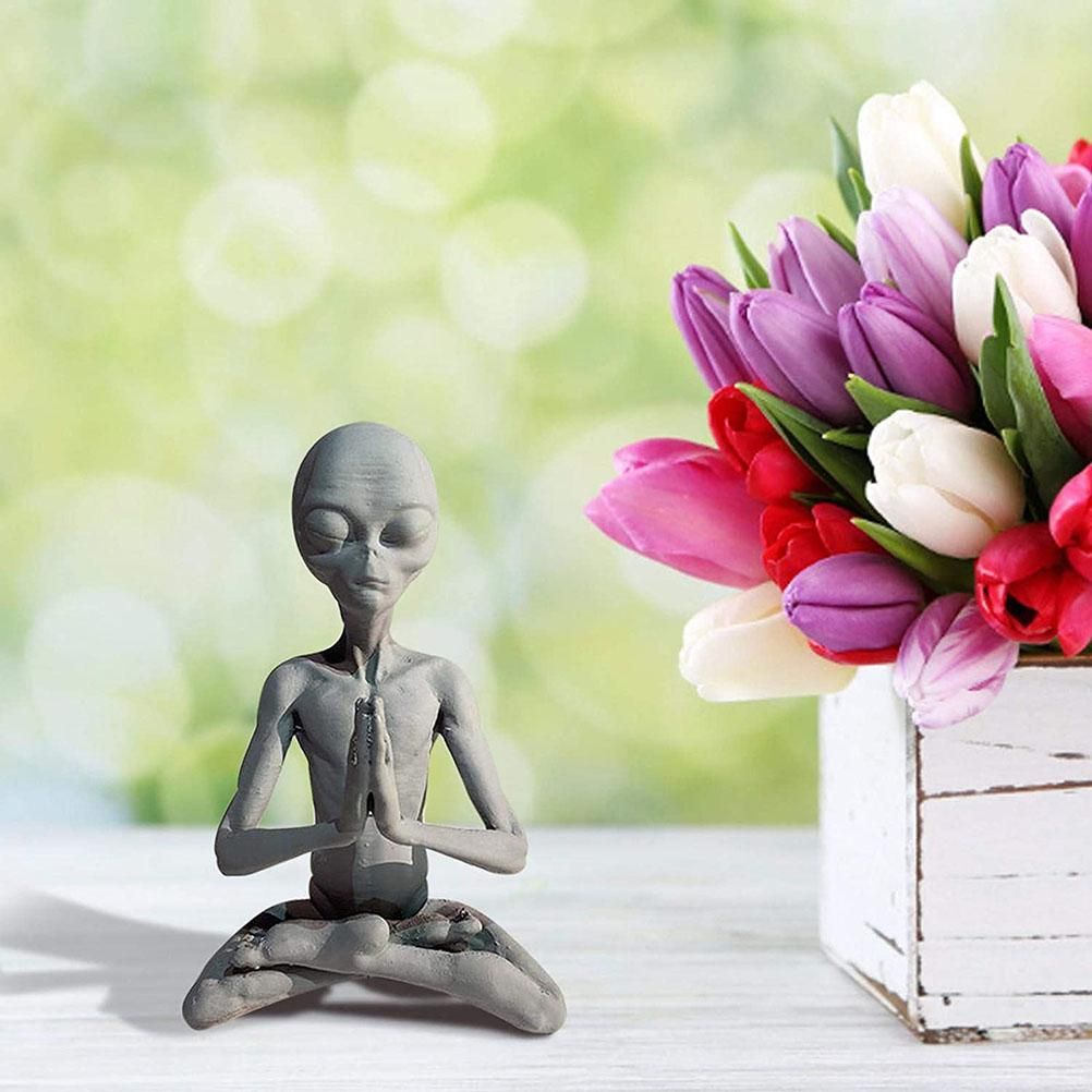 Garden Art Sculpture Meditating Statue Extraterrestrial Figurines for Indoor Outdoor Home Office Garden Lawn Decor