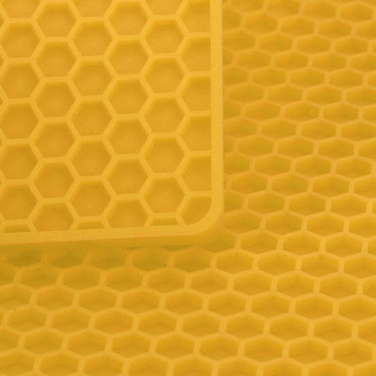 Insulation Pad Food Grade Silicone Pad AntiScalding Thickened Microwave Oven Mat for Kitchen Use(Yellow )