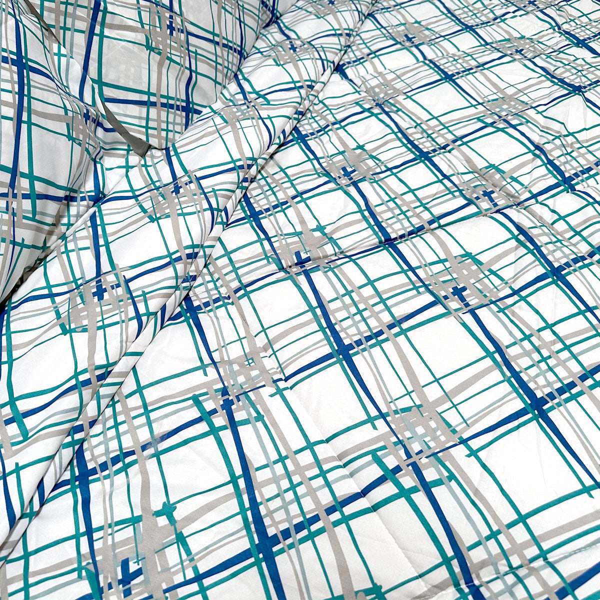 Hotel Living Oscar Crisscross 3-Piece Lightweight Microfiber Comforter Set for Queen/King