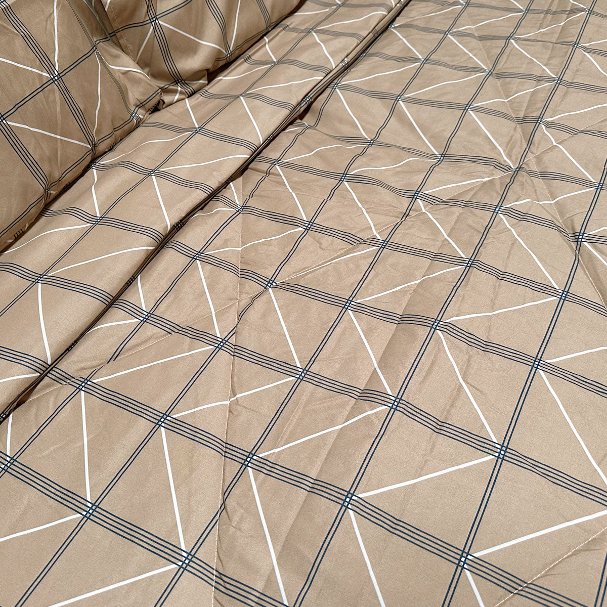 Hotel Living 3-Piece Lightweight Microfiber Comforter Set in Queen/King Oscar Chevron Design