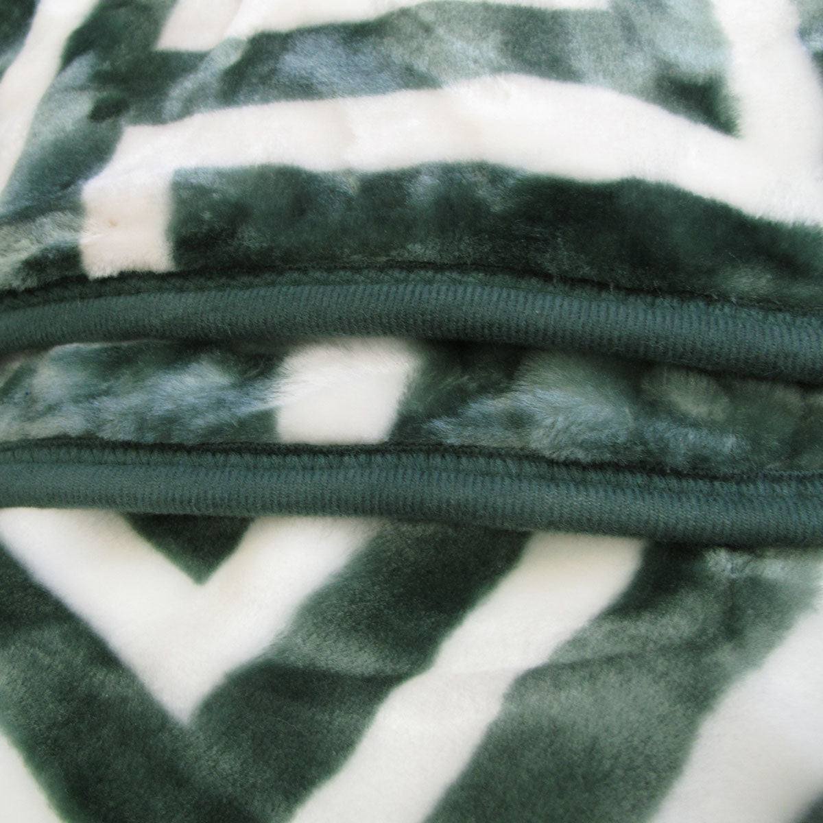 Luxurious 800GSM Greek Key Green 1 Ply Mink Blanket - Double Size Winter Comfort