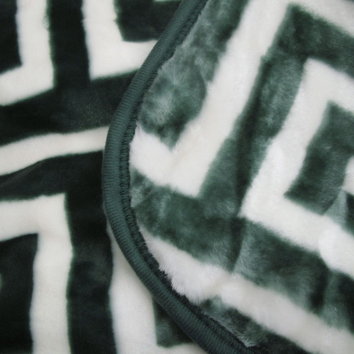 Luxurious 800GSM Greek Key Green Mink Blanket - Premium Winter Comfort in Queen Size