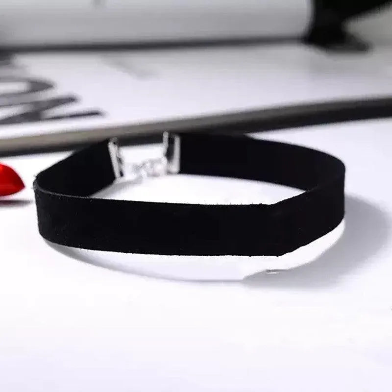 Black Velvet Choker Necklace - Perfect For The 90S Grunge Look
