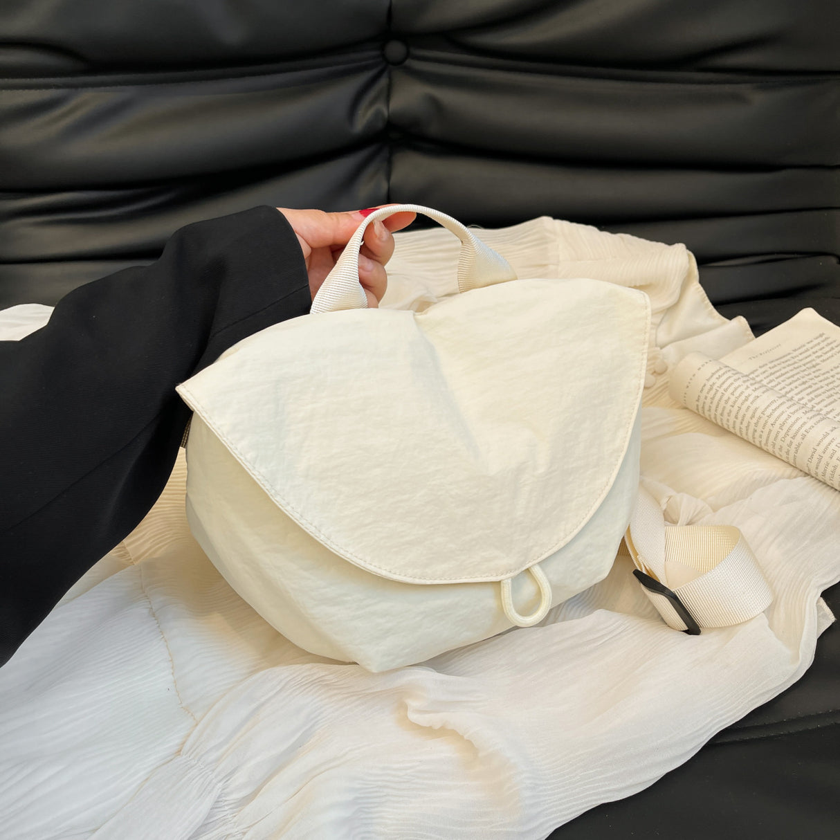 Beige Nylon Fitness Waist Bag - Lightweight Crossbody Fanny Pack for Cycling and Running