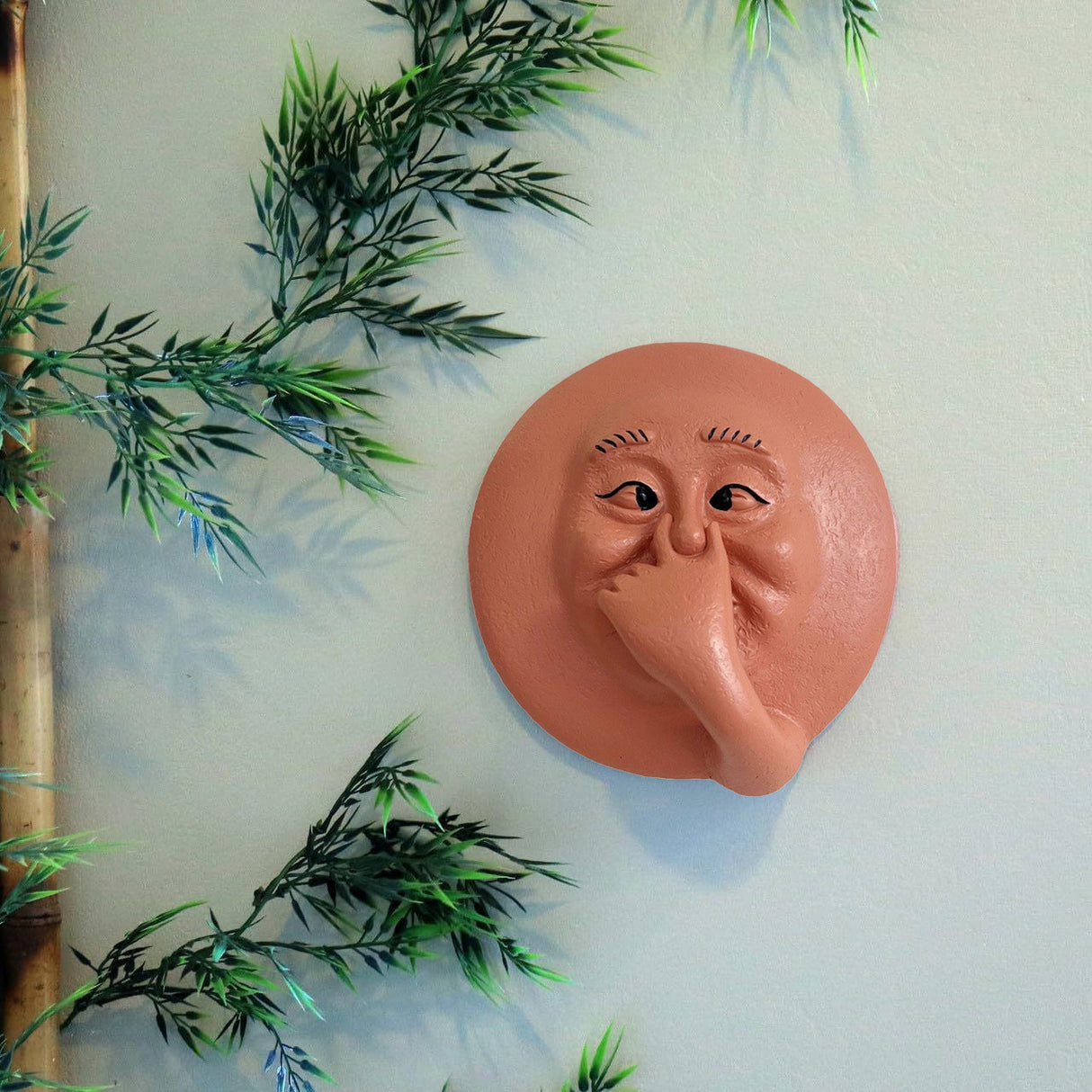 Funny Hand-Face Clay Wall Decor - Resin Humorous Statue for Home & Bathroom