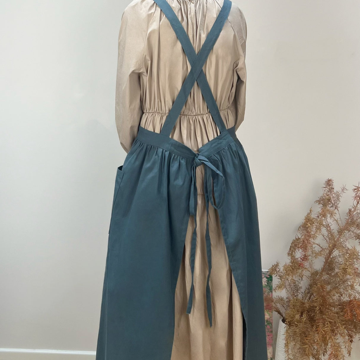 Grey Cotton Waterproof Artisan Apron - 100x85cm, Stylish Cross-Back Design, Ideal for Kitchen & Floral Work