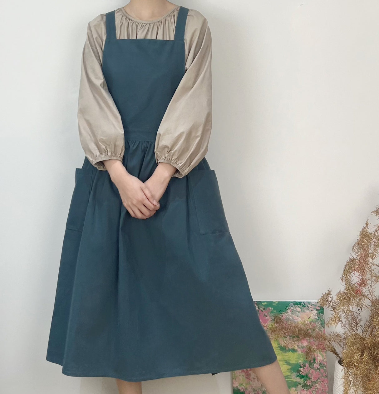 Beige Cotton Waterproof Artisan Apron - 100x85cm, Stylish Cross-Back Design, Ideal for Kitchen & Floral Work