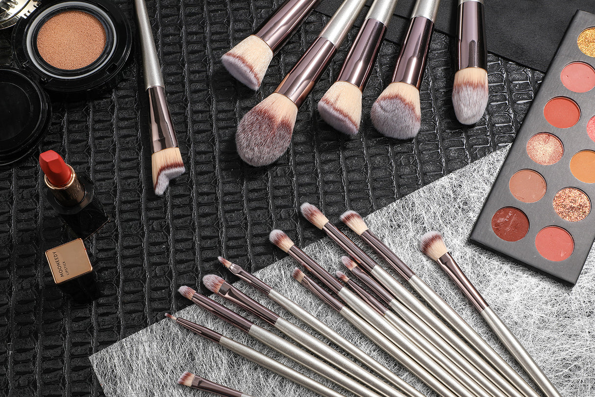 Beige 18-Piece Makeup Brush Set - Professional Synthetic Fiber Brushes with Wooden Handles for Flawless Beauty