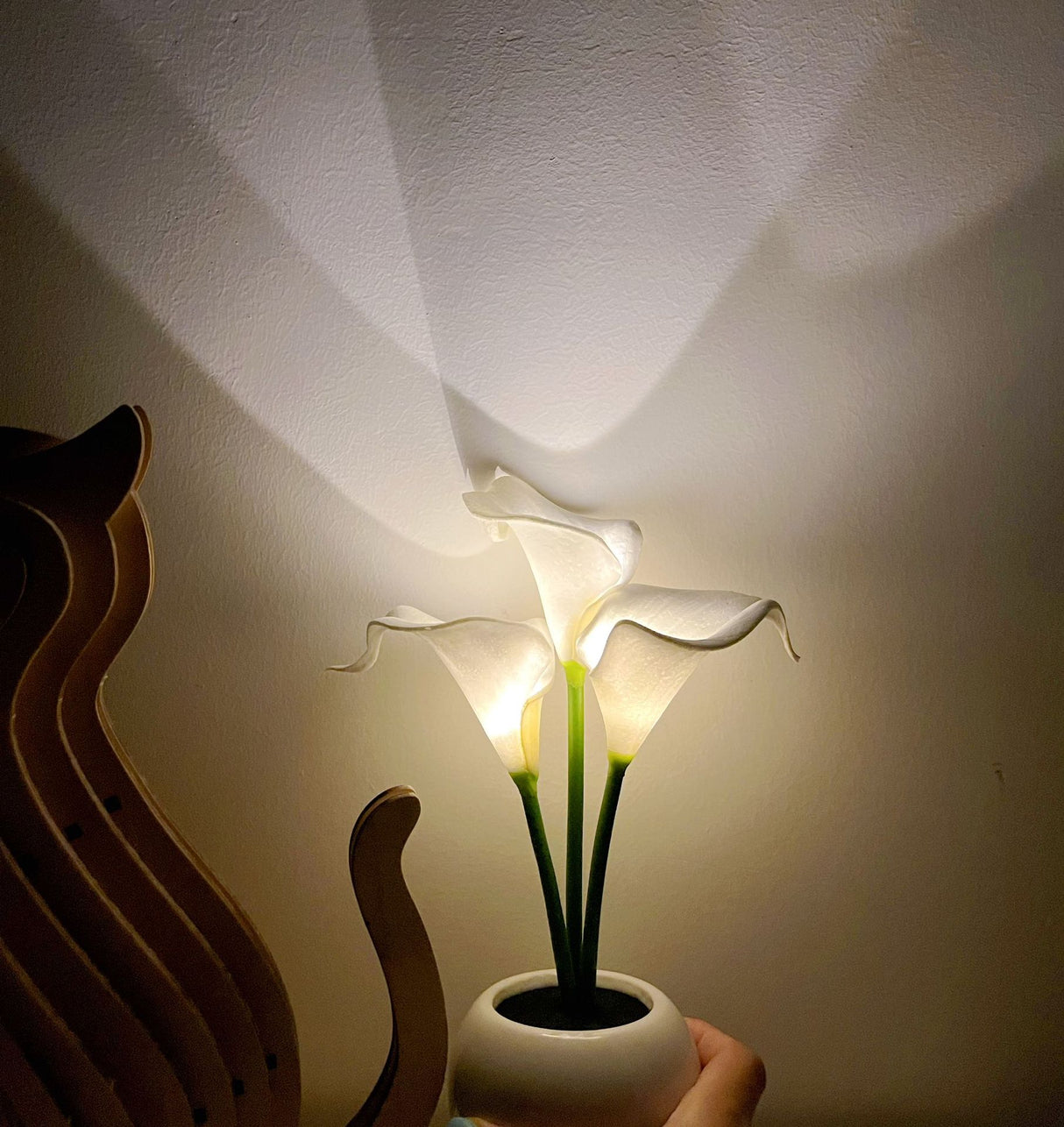 White Elegant Calla Lily LED Table Lamp - Lifelike Potted Flower Accent Light for Bedside Home Decor