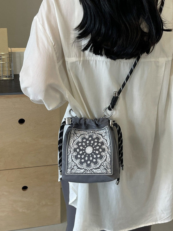 Chic Drawstring Bucket Bag with Intricate Print - Adjustable Rope Strap, Lightweight Fabric(Black)