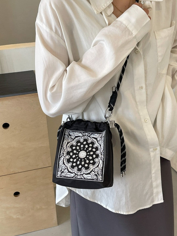 Chic Drawstring Bucket Bag with Intricate Print - Adjustable Rope Strap, Lightweight Fabric(Black)