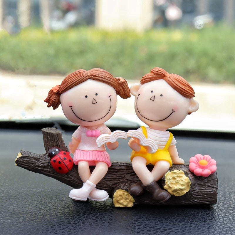 Couple reading under a tree Cute Couple Car Ornament for Dashboard – Romantic Interior Decoration for Vehicles