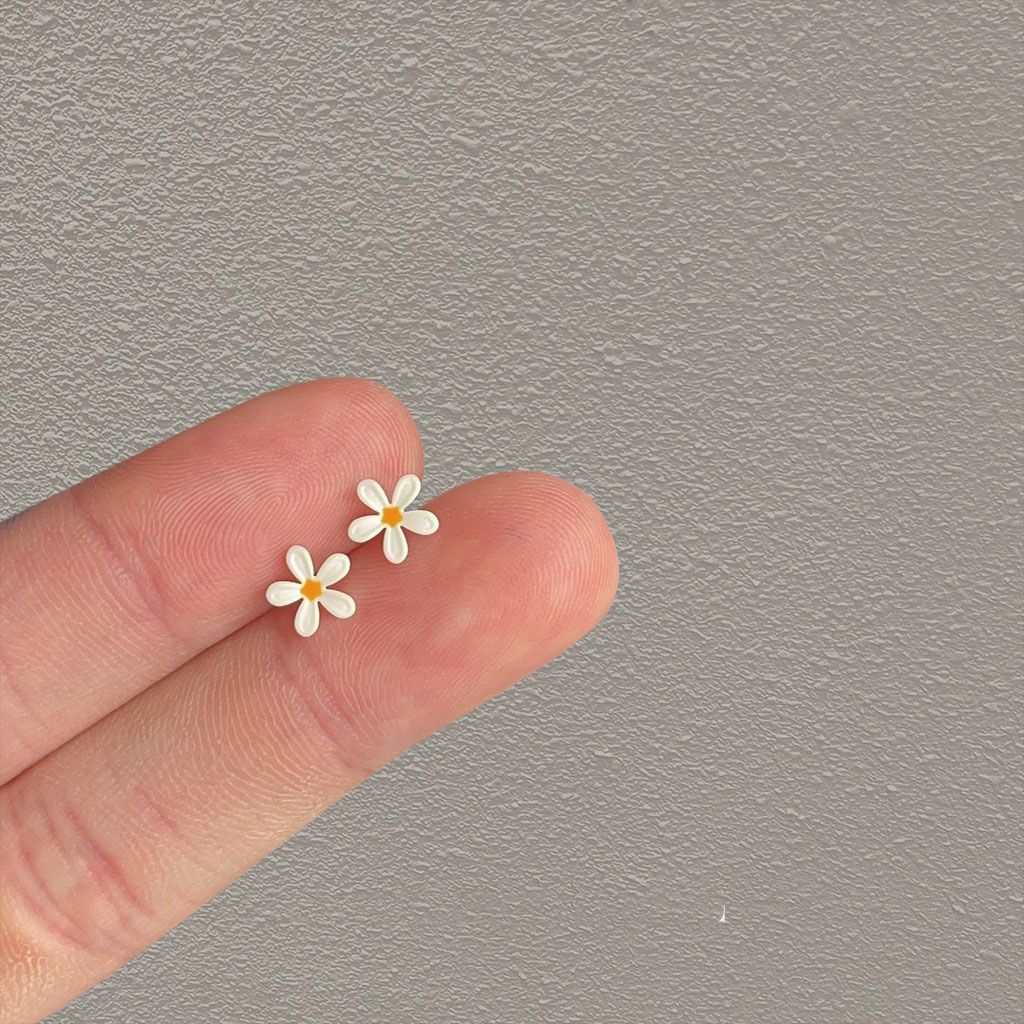 Mini Daisy Stud Earrings with Jewelry Gift Box - Cute Enamel Flower Earrings with Silver Needle, Lightweight Small Floral Earrings for Women and Girls