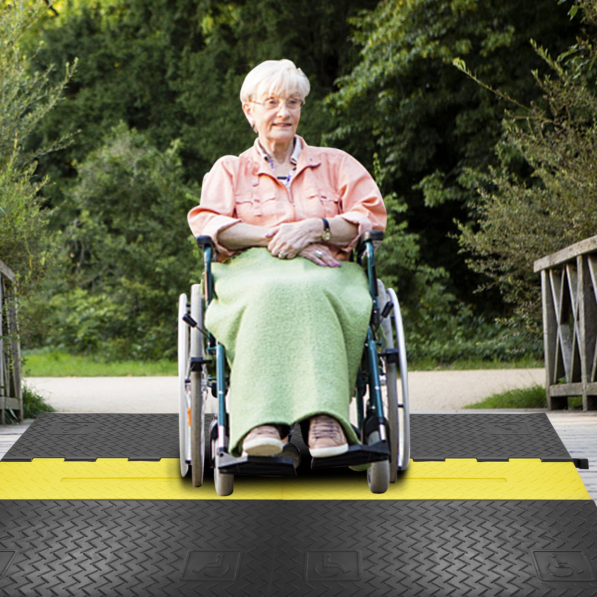 VEVOR Rubber Cable Protector Ramp, 5 Channel, 10000 kg/axle Capacity Heavy Duty Wire Cover Ramp Hose Cord Ramp Driveway, Traffic Speed Bump with Flip-Open Top Cover, ADA Compliant for Indoor & Outdoo