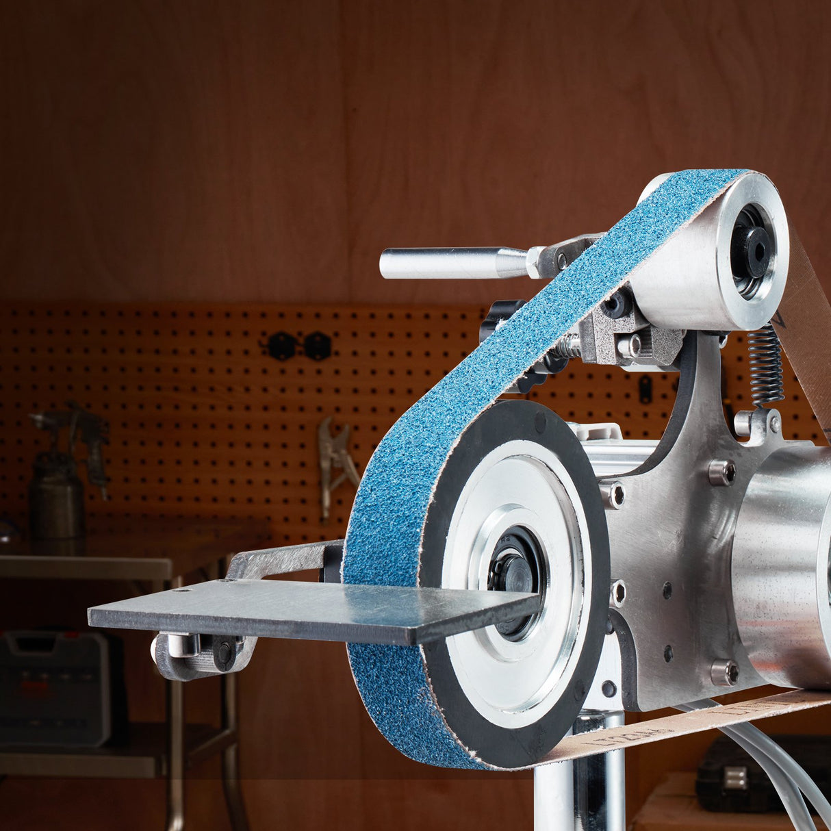 VEVOR Belt Grinder Sander, 30 x 1-Inch Variable Speed Belt Polisher with VFD, 550W Polishing Grinding Machine with 2 Grinding Moulds & 3PCS Sanding