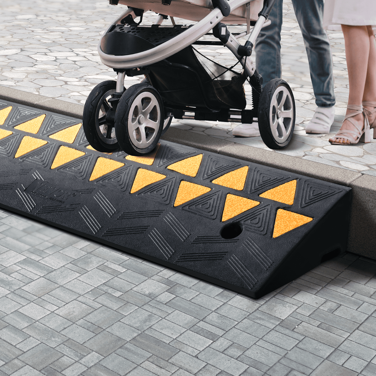 VEVOR Rubber Curb Ramp 9.4 cm Rise Height Sidewalk Curb Ramp, 25 cm Width 100 cm Length Driveway Ramp for Curb, 15T Heavy Duty Rubber Ramp for