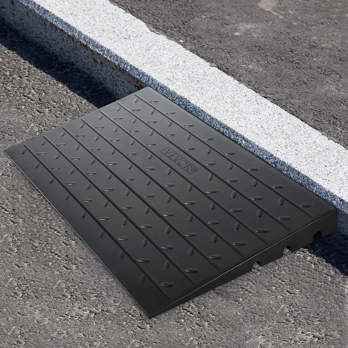 VEVOR Rubber Threshold Ramp, 7.62 cm Rise Threshold Ramp Doorway, 3 Channels Cord Cover Rubber Solid Threshold Ramp, Rubber Angled Entry Rated 997.9 kg Load Capacity for Wheelchair and Scooter