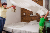 “Side-by-side comparison of queen and king mattresses with labeled dimensions—queen: 60 in x 80 in (152 cm x 203 cm), king: 76 in x 80 in (193 cm x 203 cm).”