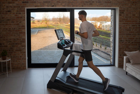 "Illustration comparing the biomechanics of treadmill running versus outdoor running, highlighting differences in posture, stride, and muscle engagement."