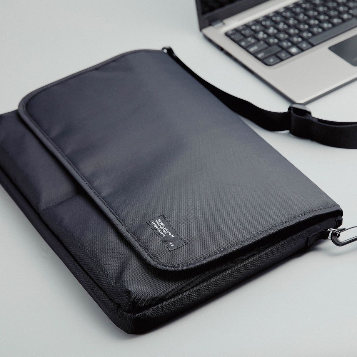 Large 15/15.6 inch Laptop Sleeve with Strap LATO - BLACK
