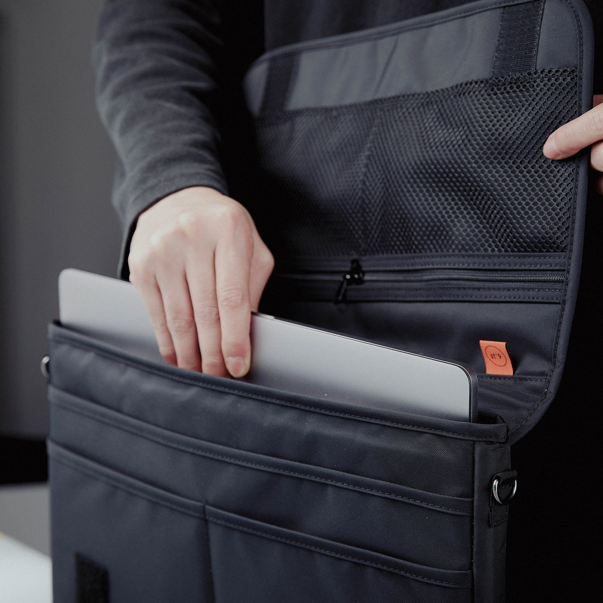 Large 15/15.6 inch Laptop Sleeve with Strap LATO - BLACK