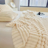 Luxurious faux rabbit fur blanket (150*200cm / white color) - feels like stroking a cat, with a pure color and simple style - soft, warm, comfortable, suitable for sofas, beds, offices and travels - multi-functional